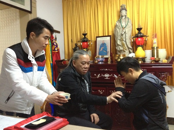 道玄子师傅於道场中收徒仪式