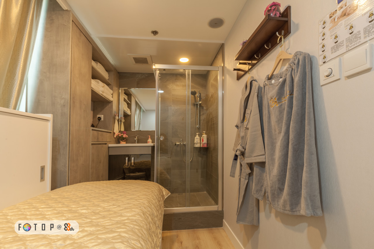 Room,Property,Interior design,Ceiling,Bed