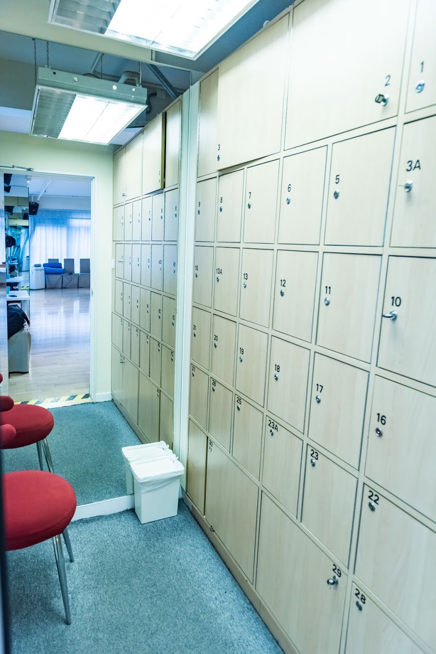 9 2 6 5ヶ 12 .,wall,architecture,locker,interior design,furniture